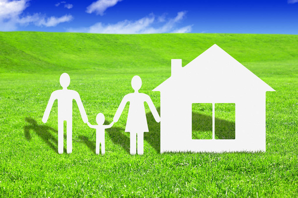 Papier Familie mit Haus auf Gras, machen Sie Ihr Haus Konzept - Foto, Bild
