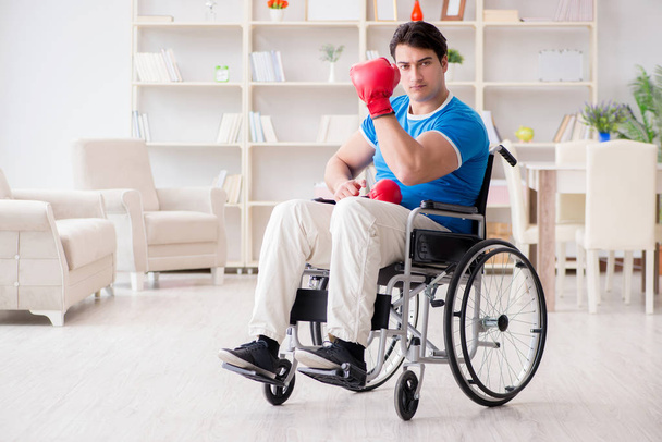 Boxer incapacitado em cadeira de rodas se recuperando de lesão - Foto, Imagem