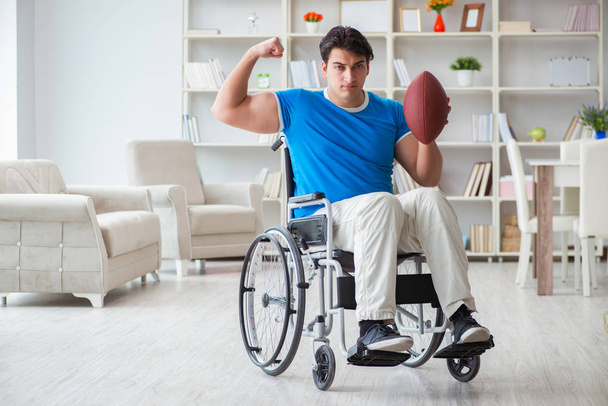Молодий чоловік американський футболіст відновлюється на інвалідному візку
 - Фото, зображення