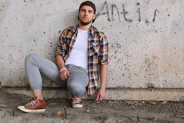 Egy ember öltözött hip hop stílus jelent - Fotó, kép