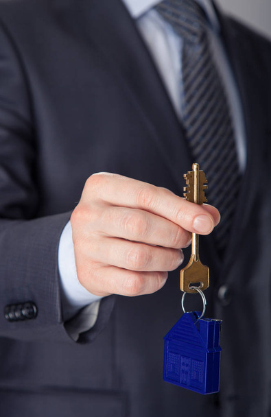 Businessman offering key from house - Foto, Imagem