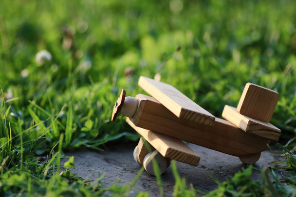 avión de juguete de madera
 - Foto, imagen