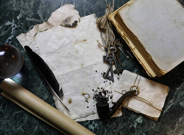 ретро папери і книга на столі з фоном детективних інструментів
 - Фото, зображення
