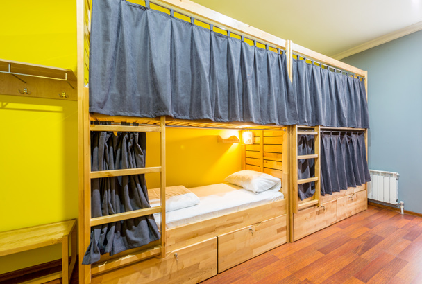 Albergue camas compartidas dispuestas en la habitación - Foto, imagen