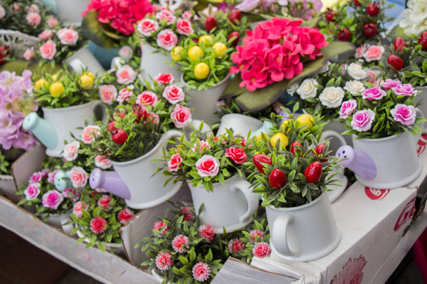 Flores frescas coloridas puestas en jarrones
 - Foto, imagen
