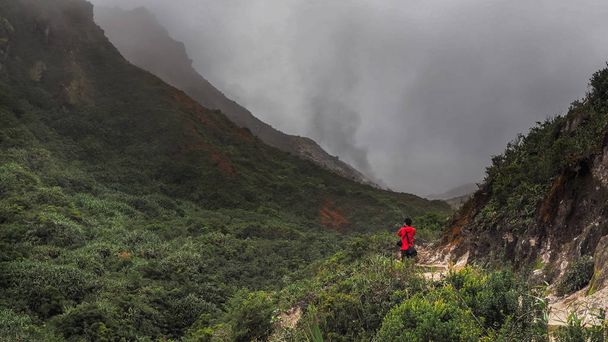 Svoboda člověka stál na vrcholu Mount Sibayak, Indonésie - Fotografie, Obrázek