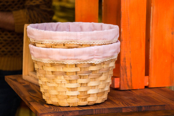 Порожні плетені кошики для продажу
 - Фото, зображення