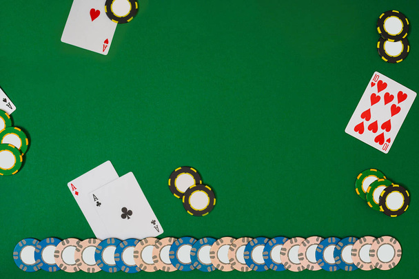 Bekijk van bovenaf met kopie ruimte. Banner sjabloon lay-out mockup voor online casino. Groene tafel, bovenaanzicht op werkplek. - Foto, afbeelding