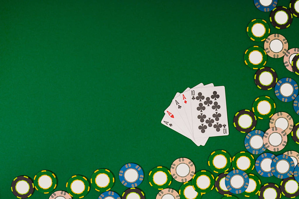 Покер. Макет шаблона баннера для онлайн казино. Зеленый стол, вид сверху на рабочее место
. - Фото, изображение