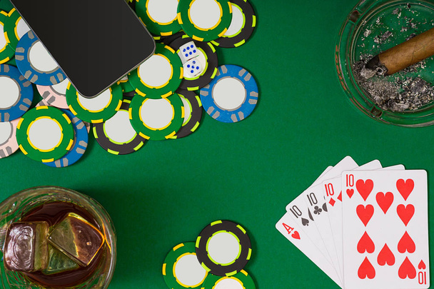Ingesteld op het spelen van poker met kaarten en chips op groene tafel, bovenaanzicht - Foto, afbeelding
