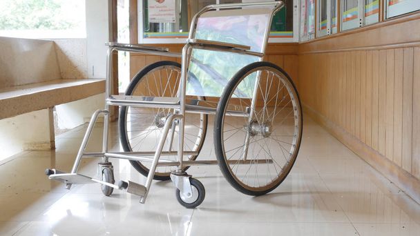 wózek inwalidzki w szpitalu. - Zdjęcie, obraz