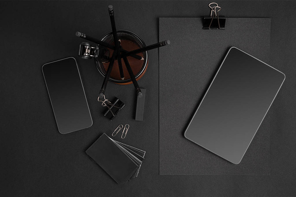 Чорний брендинг MockUp з планшетом і розумним
 - Фото, зображення