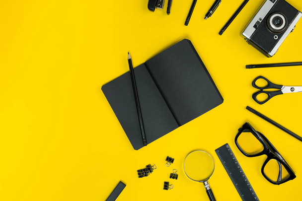 Az office egy sárga alapon fekete objektumok. Munka és a kreativitás. Szemközti nézet. - Fotó, kép