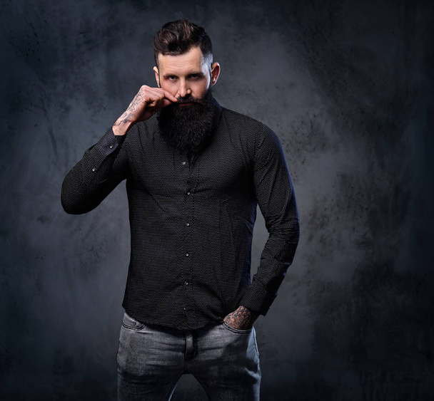 Elegante hombre barbudo con camisa negra
 - Foto, Imagen