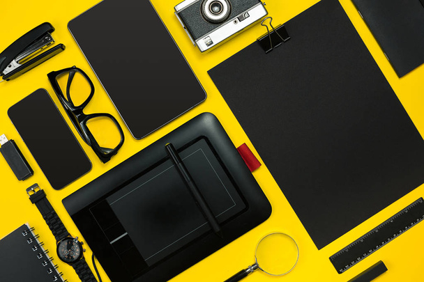 Office sarı bir arka plan üzerinde siyah nesnelerden. İş ve yaratıcılık. Üstten Görünüm. - Fotoğraf, Görsel