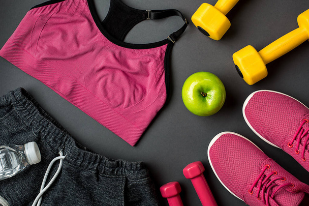 Plán cvičení s fitness potravin a zařízení na šedém pozadí, pohled shora - Fotografie, Obrázek
