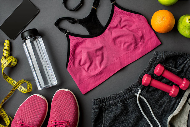 Athlètes ensemble avec des vêtements féminins, baskets et bouteille d'eau sur fond gris
 - Photo, image
