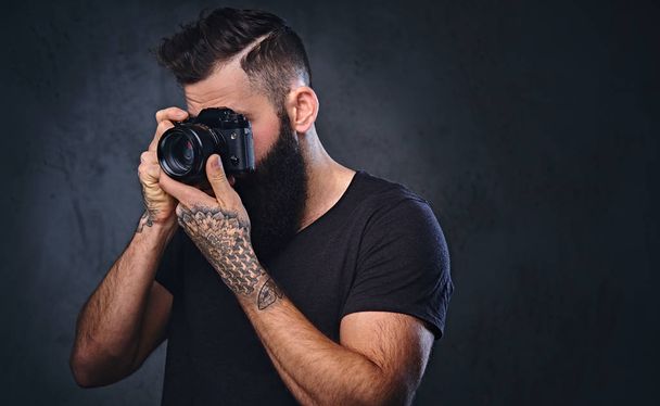 Bearded male taking picture  - Foto, Imagen