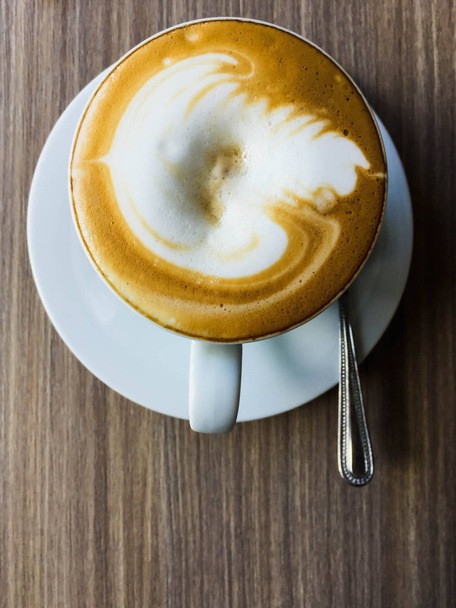 Closeup horký cappuccino na stole s lžící - Fotografie, Obrázek