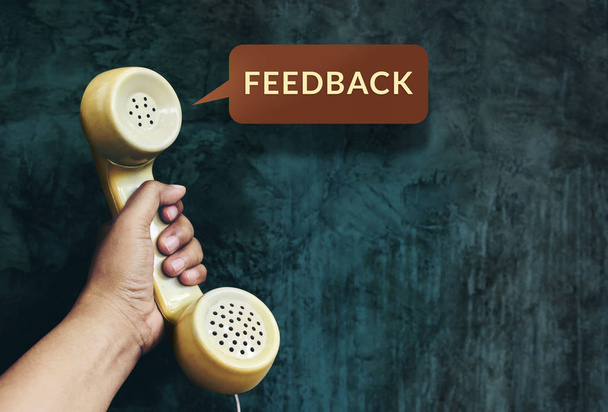 Conceito de experiência do cliente, telefone de elevação de mão e ouvir feedback do cliente, tom de cor retro vintage
 - Foto, Imagem