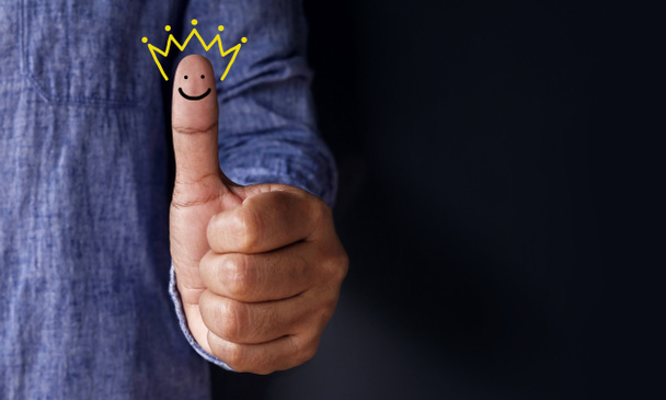 Koncept zkušenosti zákazníků, nejlepší vynikající služby hodnocení spokojenosti představují klientem palec s korunou a veselý obličej ikona - Fotografie, Obrázek