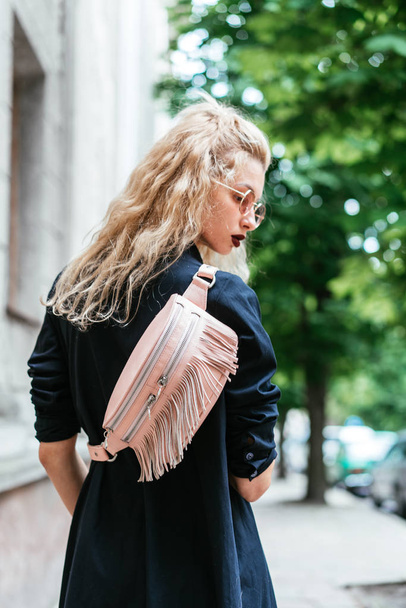 Blonde woman with a bag - Foto, Bild