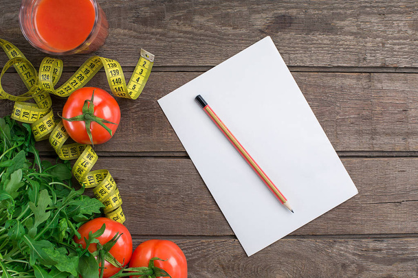 Sklenka rajčatové šťávy s zeleninou a měřicí páska na detail tabulky - Fotografie, Obrázek
