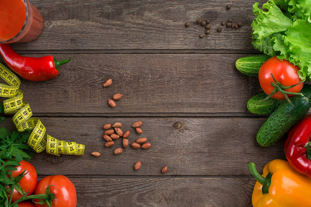 Verre de jus de tomate avec légumes et ruban à mesurer sur la table close-up
 - Photo, image
