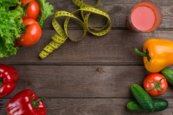Lasi tomaattimehua vihanneksia ja mittanauha pöydällä lähikuva
 - Valokuva, kuva