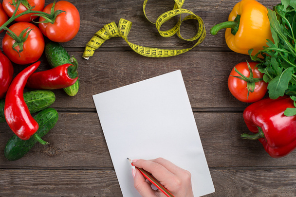 Concepto dieta, plan de adelgazamiento con verduras vista superior maqueta
 - Foto, Imagen