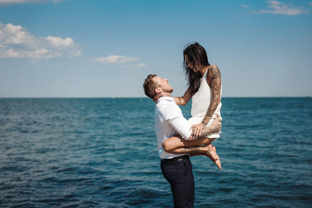 Mies ja tyttö merilaiturilla - Valokuva, kuva