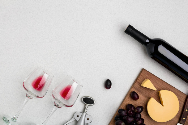 Wein, Gläser und Korkenzieher auf weißem Hintergrund. Ansicht von oben - Foto, Bild