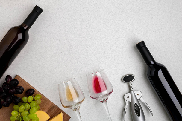 Дві склянки білого і червоного вина, сиру і винограду. Вид зверху
 - Фото, зображення