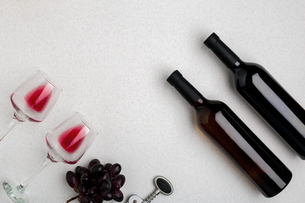 Deux verres de vin rouge et de raisin. Vue du dessus
 - Photo, image