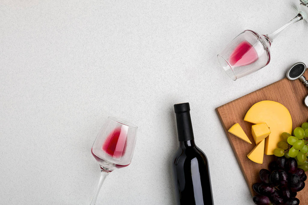 Dvě skleničky červeného vína, sýrů a hrozny. Pohled shora - Fotografie, Obrázek