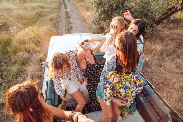 Seis chicas se divierten en el campo - Foto, Imagen