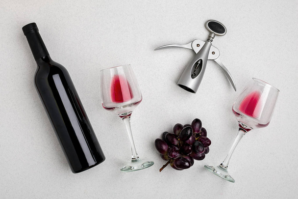 Wein, Gläser und Korkenzieher auf weißem Hintergrund. Ansicht von oben - Foto, Bild