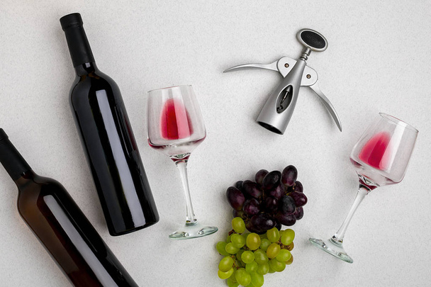 İki kadeh kırmızı şarap ve üzüm. Üstten Görünüm - Fotoğraf, Görsel
