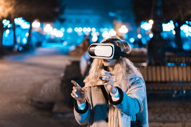 Jeune fille obtenir l'expérience VR casque - Photo, image