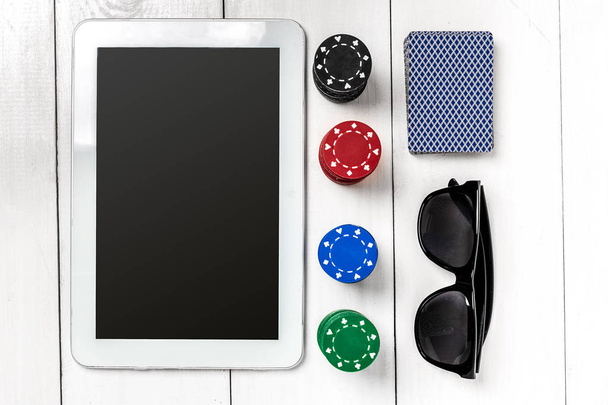 Glücksspiel. Pokerchips, Karten und die Würfel in der Nähe Tablette auf Holztisch. Ansicht von oben. Kopierraum. Poker - Foto, Bild