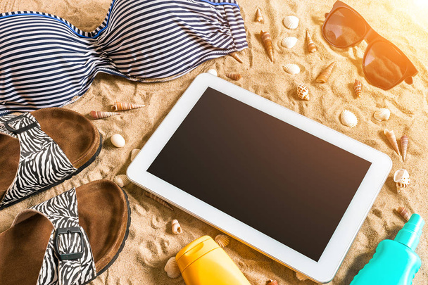 Sommer-Bikini und Accessoires stilvolles Strandset, Strand-Bikini-Sommer-Outfit und Meersand als Hintergrund, Draufsicht, Konzept - Foto, Bild