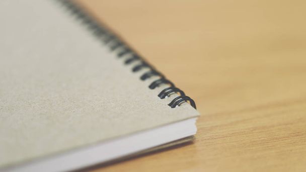 Cuaderno o hoja de papel nota estilo retro en la mesa
 - Foto, Imagen
