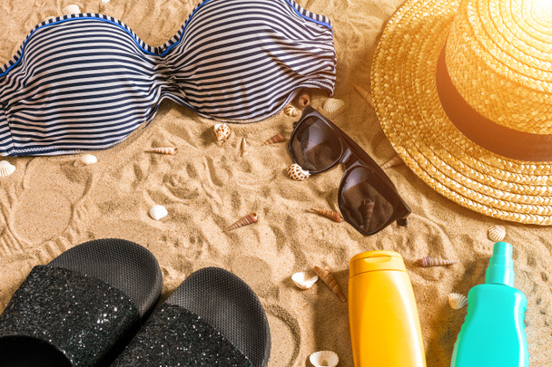 海の背景、トップ ビュー概念として砂ビーチ ビキニの夏の服装とアクセサリー スタイリッシュなビーチ セット夏ビキニ - 写真・画像