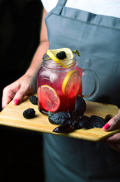 BlackBerry basilicum limonade - Foto, afbeelding