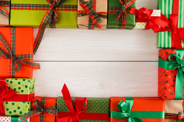 viele kreative Weihnachtsgeschenkboxen auf Holzgrund - Foto, Bild