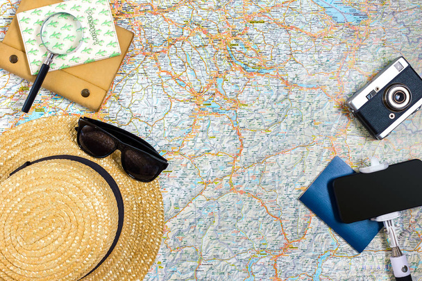 Plan de voyage, accessoires de voyage vacances pour le voyage, modèle de tourisme - Tenue du voyageur sur fond de carte. Pose plate et copyspace
. - Photo, image