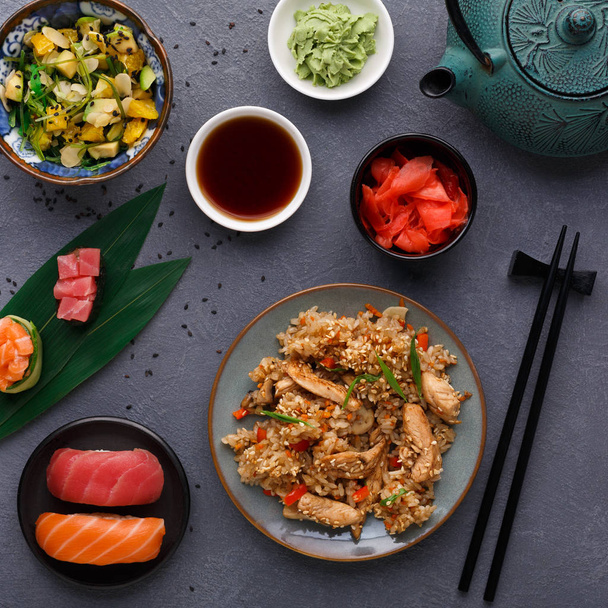 Обідній стіл з азіатською їжею
 - Фото, зображення