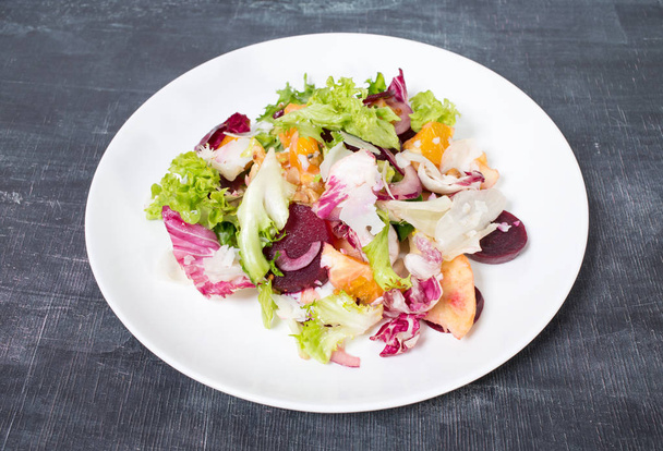 Beet salad with oranges and goat cheese. - Zdjęcie, obraz