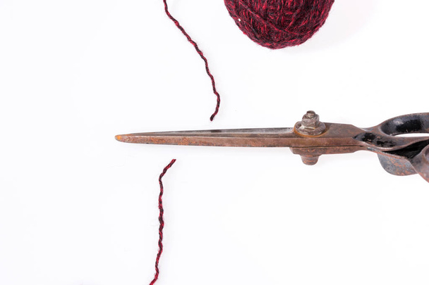 Forbici e una palla rossa di filo di lana isolato
 - Foto, immagini