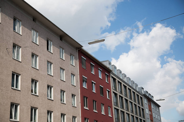 Evler, Münih, mavi gökyüzü evlerin satır - Fotoğraf, Görsel